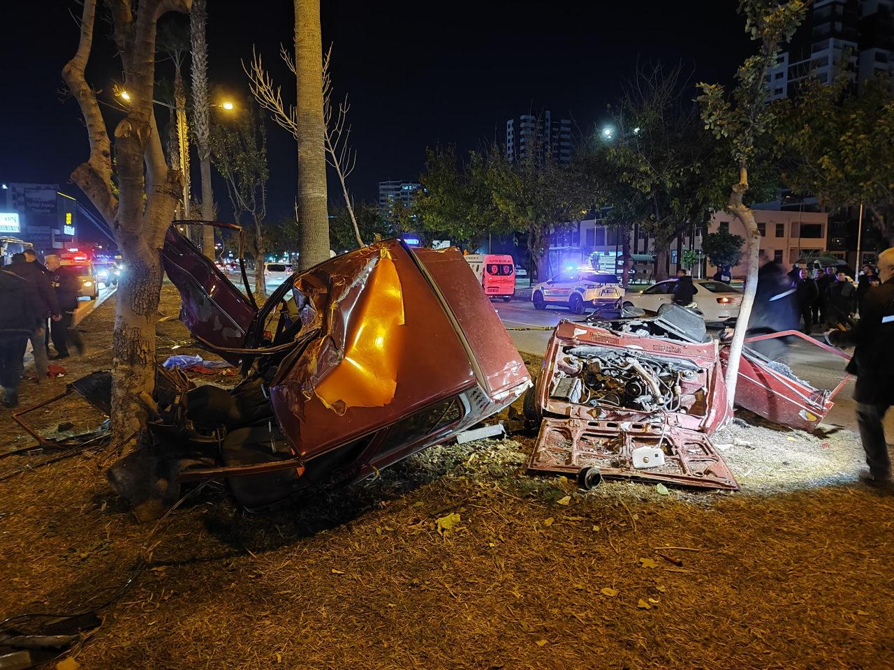 adanada can pazari agaca carpan otomobil ikiye bolundu 1