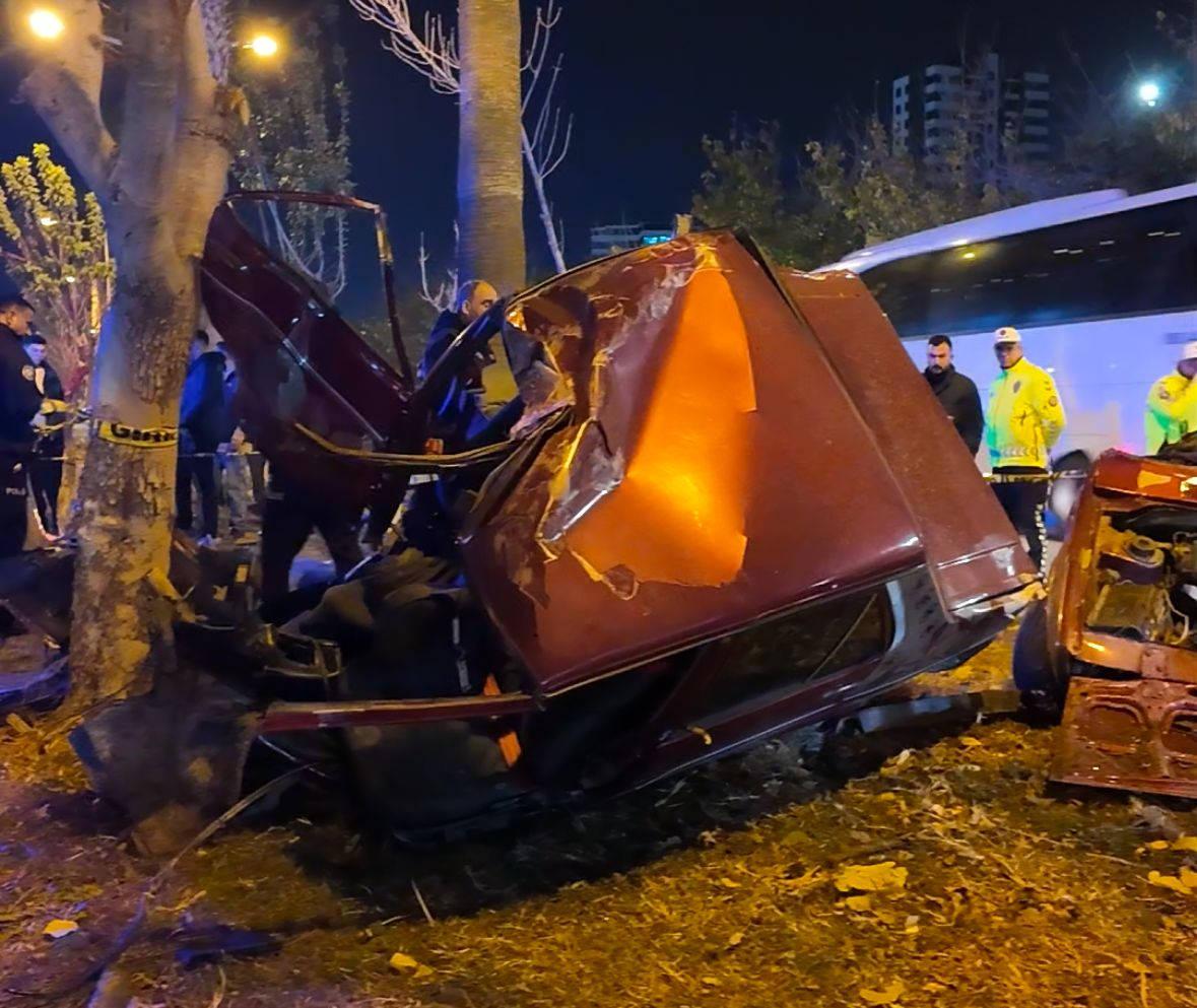 adanada can pazari agaca carpan otomobil ikiye bolundu 4 8Lt4MpdN