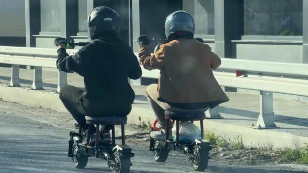 ilginc goruntu tabure ustunde elektrikli scooter kullandilar GheyRwrC