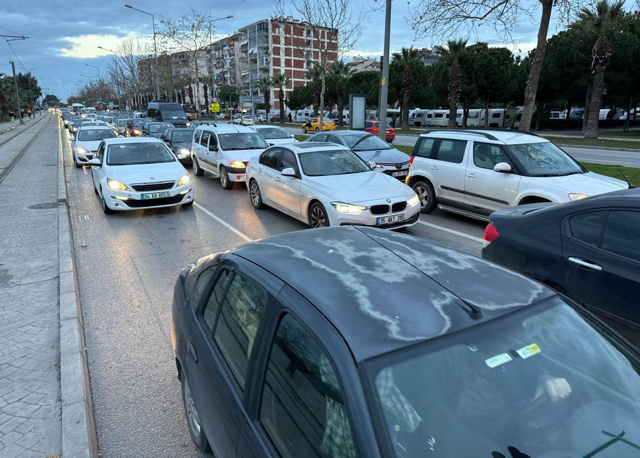 izmirde belediye otobus soforleri is birakti duraklar doldu tasti 0