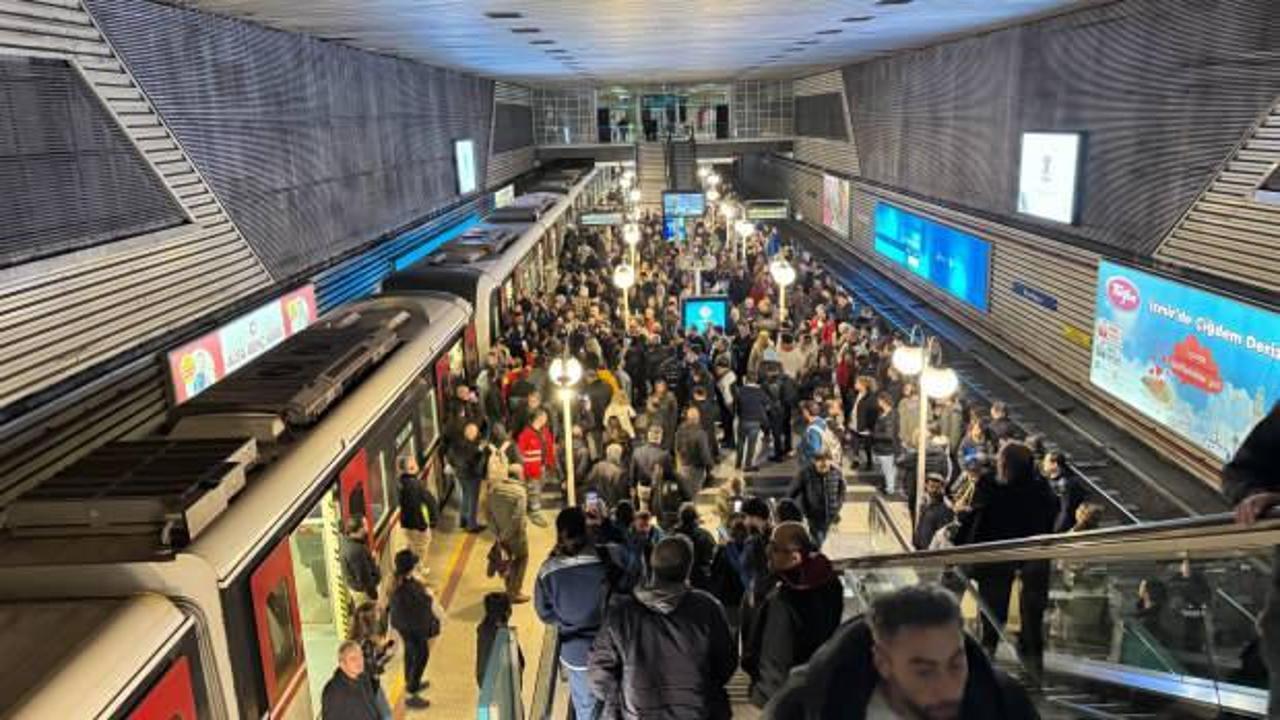 izmirde belediye otobus soforleri is birakti duraklar doldu tasti NZrORAC3
