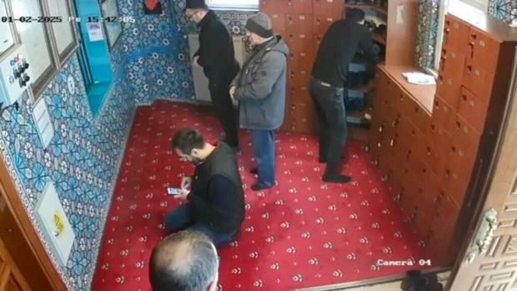 karakoyde camide namaz kiliyor gibi yapip ayakkabi calan hirsiz kamerada GcllcGLl