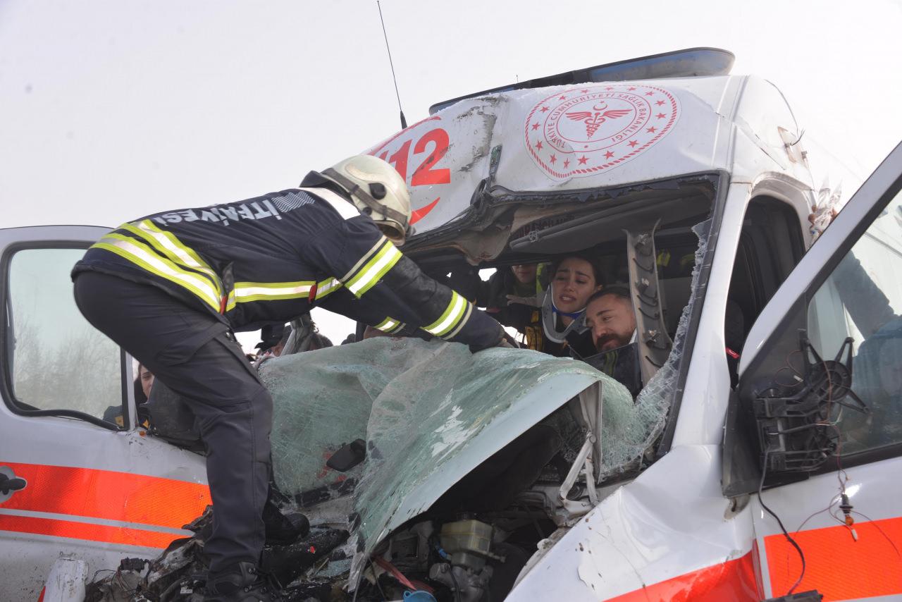 kaza ihbarina giden ambulans tira carpti 3 saglik gorevlisi yarali 0 KKugATAQ