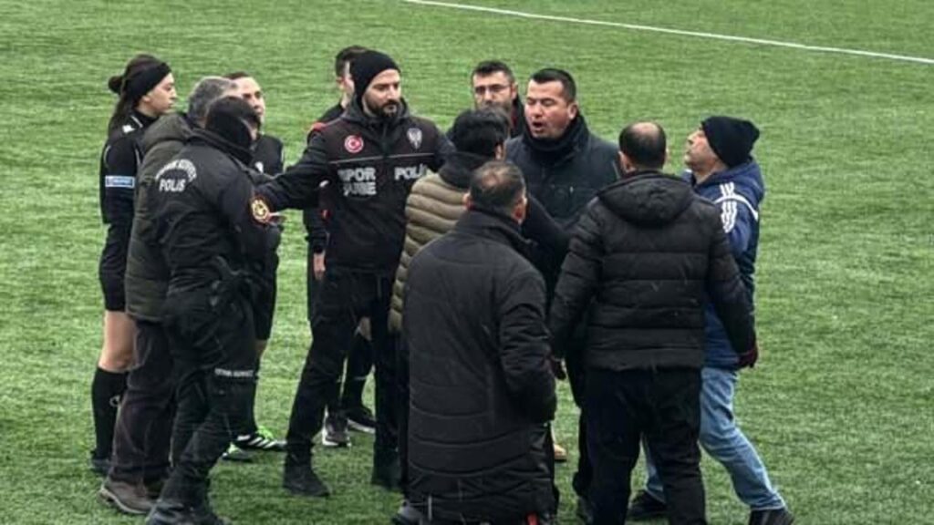 olayli mac yarida kaldi polis mudahale etti takim sahadan cekildi esSzhhHL