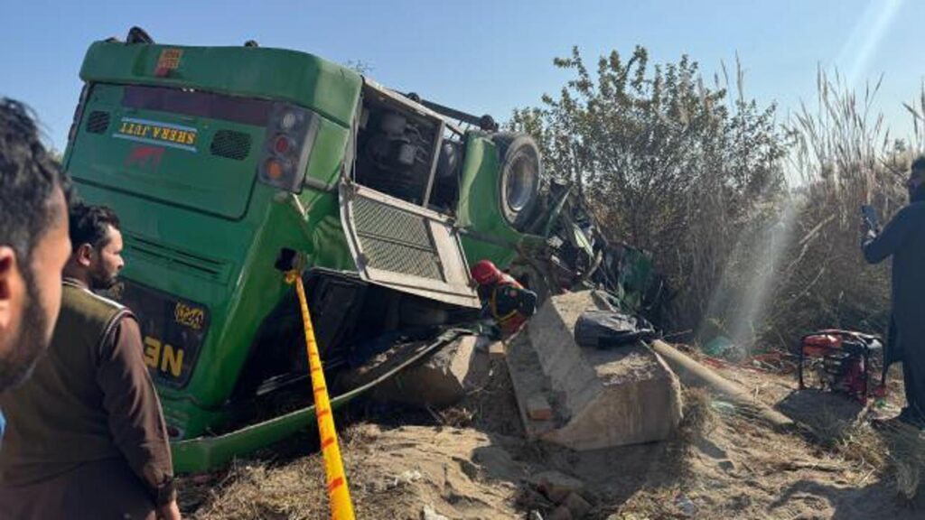 pakistanda yolcu otobusu devrildi cok sayida olu ve yarali var jXVp5lRB