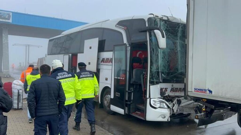 yolcu otobusu onundeki tira carpti 8 yarali X3t2BVjW