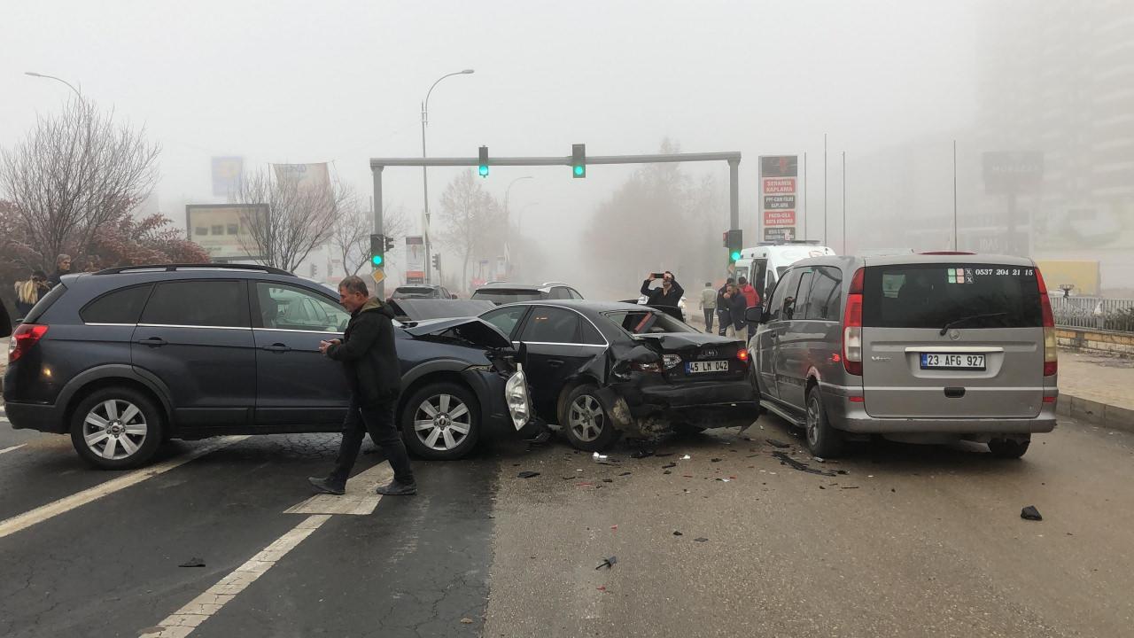 elazigda 6 araclik zincirleme kaza yaralilar var 1 KJEsi9n5