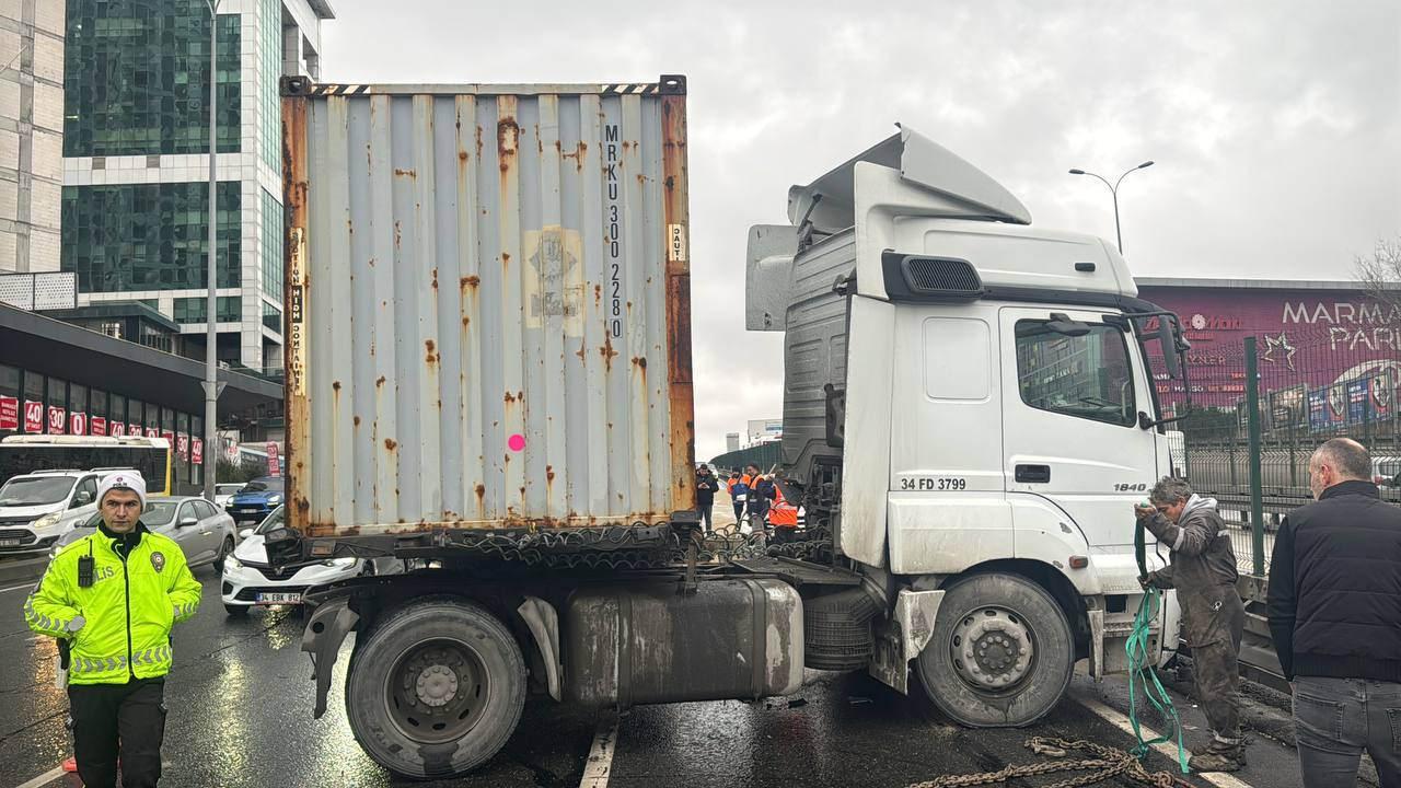 faciadan donuldu istanbulda zincirleme kaza 0