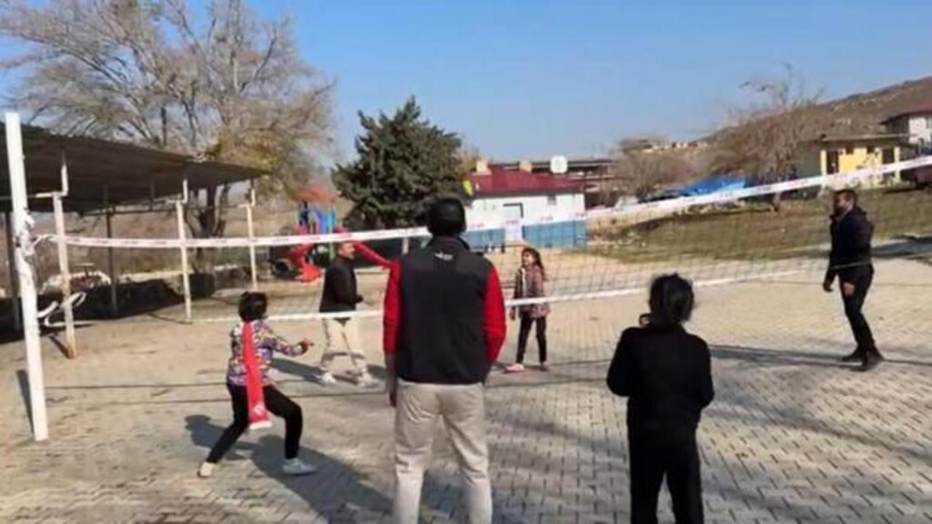 sogan torbasindan voleybol sahasina miniklerin hayali gercek oldu ayYQxkal