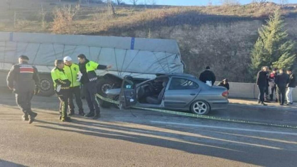 tokatta otomobil tira carpti 1 olu 3 yarali CbOnhGEu