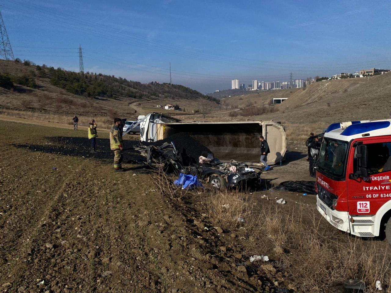 zift yuklu kamyon kamyonete carpti 3 belediye personeli oldu 0 GYiKR2LJ