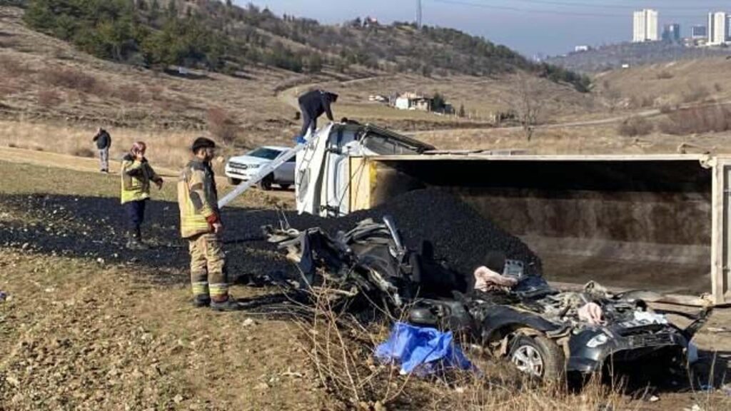 zift yuklu kamyon kamyonete carpti 3 belediye personeli oldu gxMgwGSz