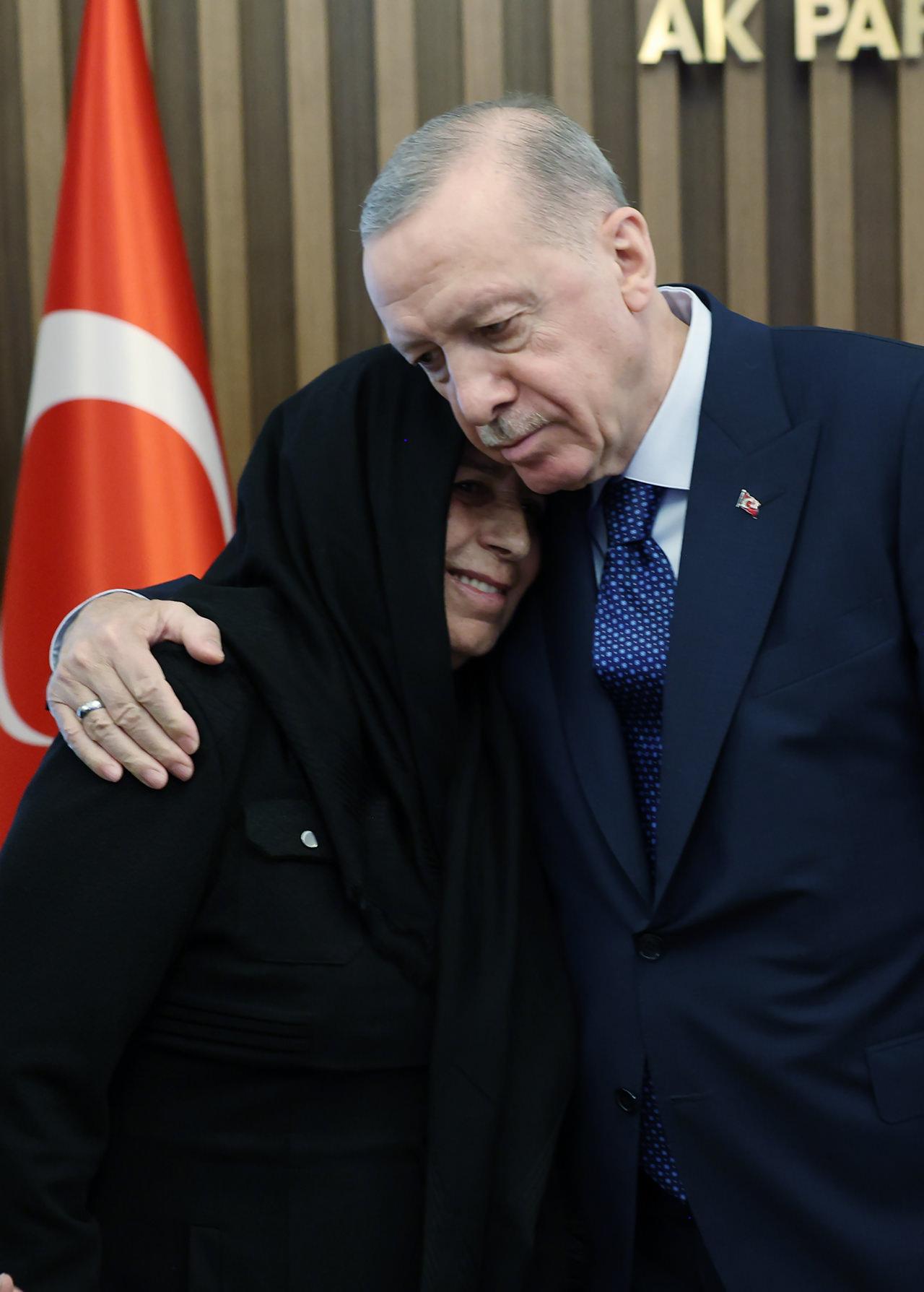 baskan erdogan 36 yil once pkknin ikiyakada sehit olanlarin aileleriyle gorustu 0 VgKdufLA