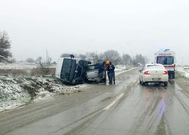 buzlanan yolda devrilen minibuse kamyonet carpti 0