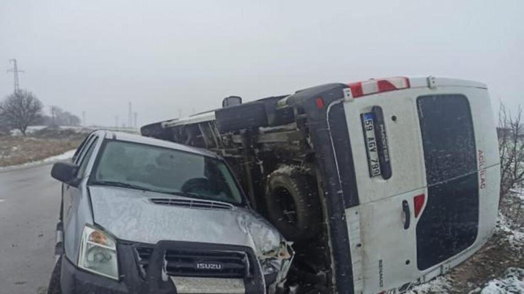 buzlanan yolda devrilen minibuse kamyonet carpti rqluG7bL