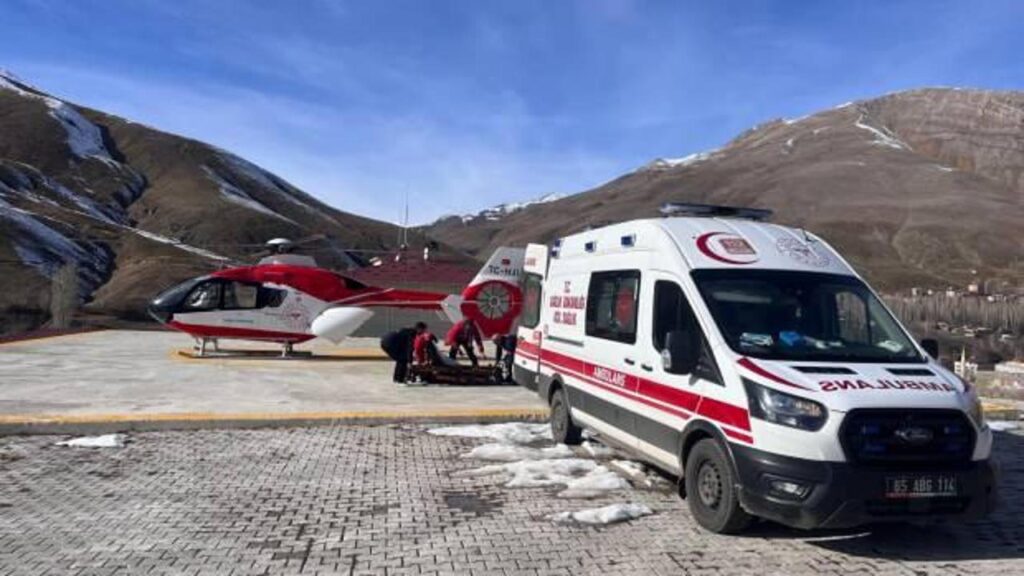 hamile kadin ambulans helikopterle vana sevk edildi xmfECayh