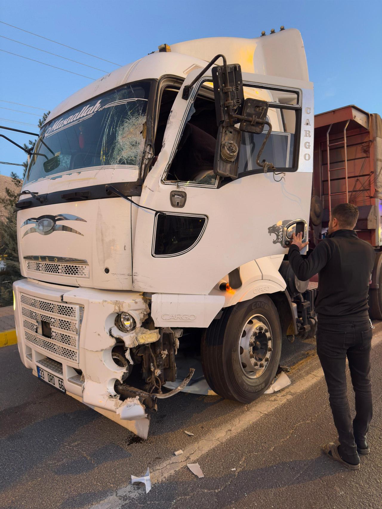 mardinde isci servis minibusuyle kamyon carpisti 11 kisi yaralandi 0 Qr9cHRWh