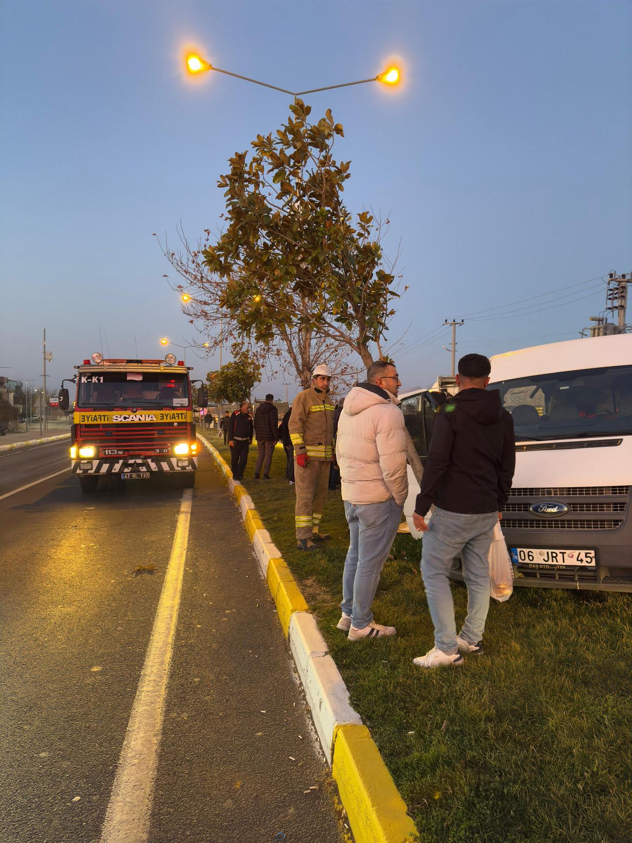 mardinde isci servis minibusuyle kamyon carpisti 11 kisi yaralandi 2 7NOyJVRU