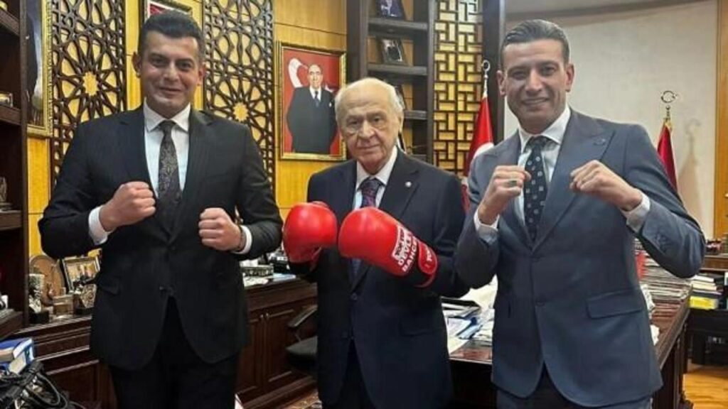 mhp lideri bahceli boks eldiveniyle poz verdi TBwgd32p