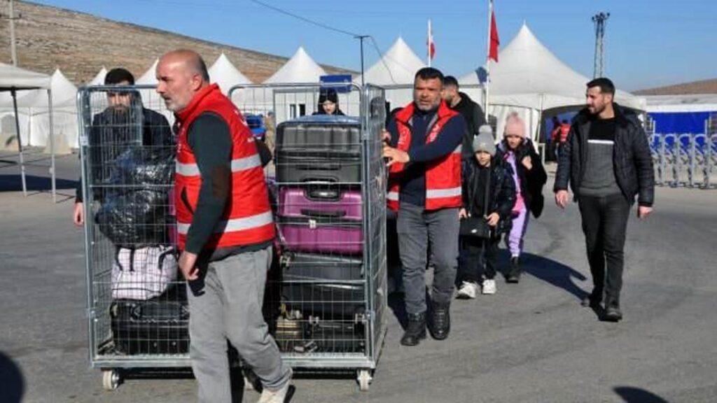 karnelerini alan suriyeli cocuklar aileleriyle birlikte memleket yoluna dustuler S7dEXhkC