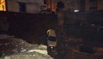 kartalda toprak kaymasi otomobil insaat temeline dustu 6Y5QfQ58