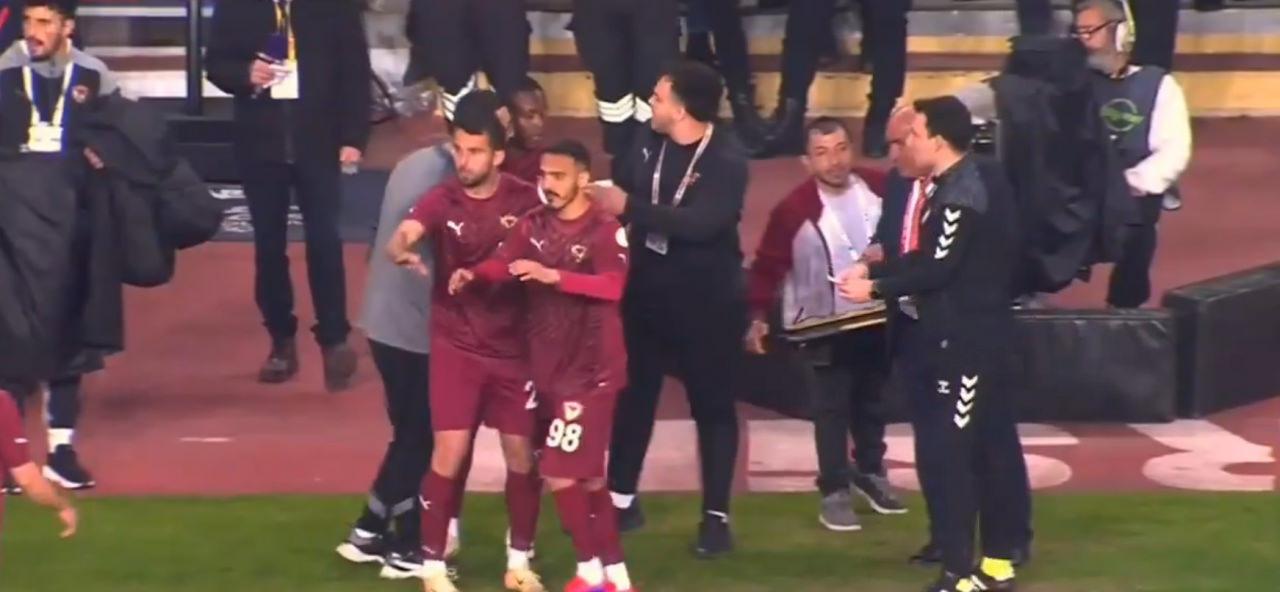 o anlar yeniden gundem oldu hem oyunda kaldi hem sari kart gordu 0 AbirPjK5