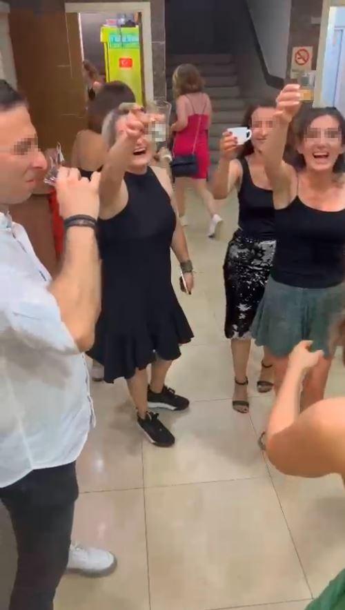 son dakika izmirde okuldaki sampanya skandalinda yeni goruntuler meb harekete gecti 2 sRjbI32t